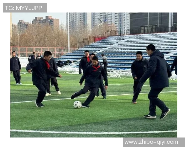 足球教练如何通过踢球提升战术水平与团队协作能力的探索与实践